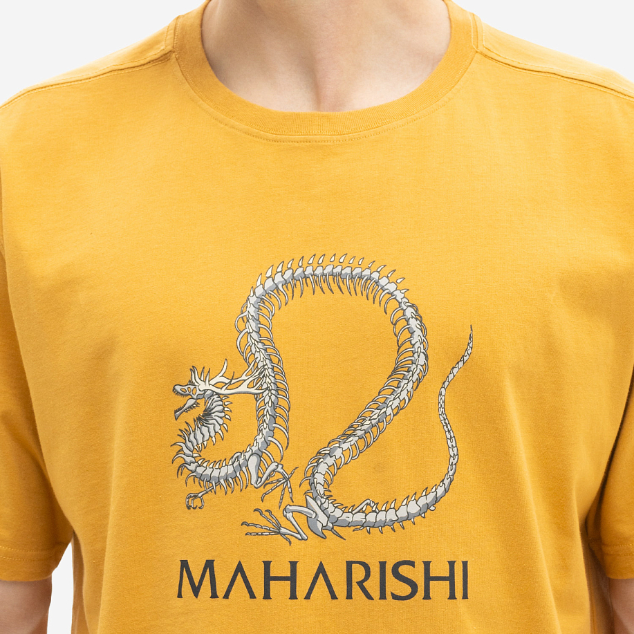 Футболка MAHARISHI 1354 FOSSIL DRAGON T-SHIRT - 15 фото Футболка MAHARISHI 1354 FOSSIL DRAGON T-SHIRT в интернет магазине Peakwww.peakstore.ru - 15 фото