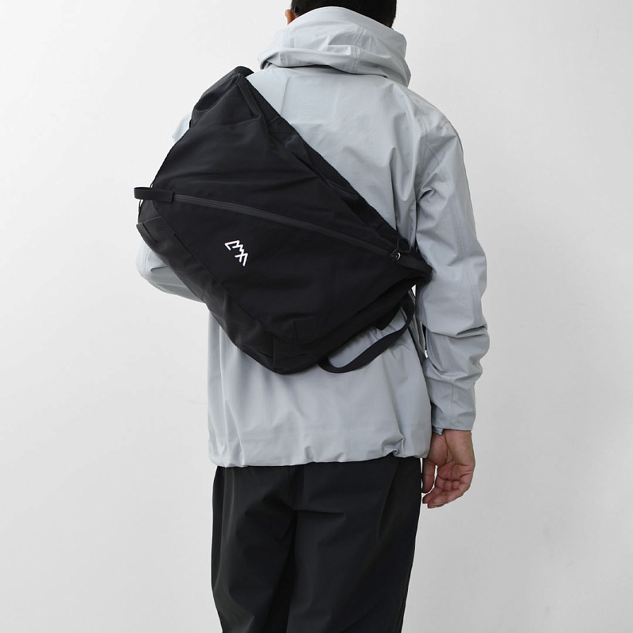 Сумка через плечо COMFY OUTDOOR GARMENT MESSENGER BAG в интернет-магазине Peak Conceptwww.peakstore.ru - 2 фото