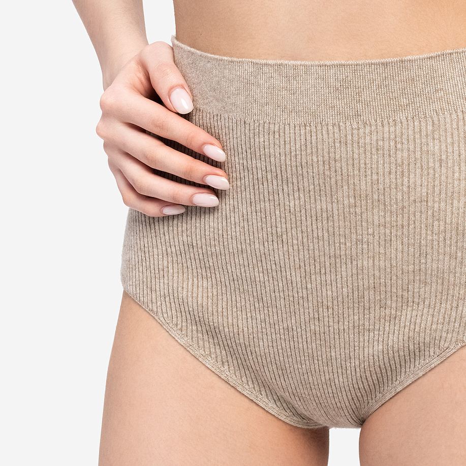 Шорты AURALEE SUPER FINE CASHMERE SILK KNIT SHORTS - 6 фото Шорты AURALEE SUPER FINE CASHMERE SILK KNIT SHORTS в интернет магазине Peakwww.peakstore.ru - 6 фото