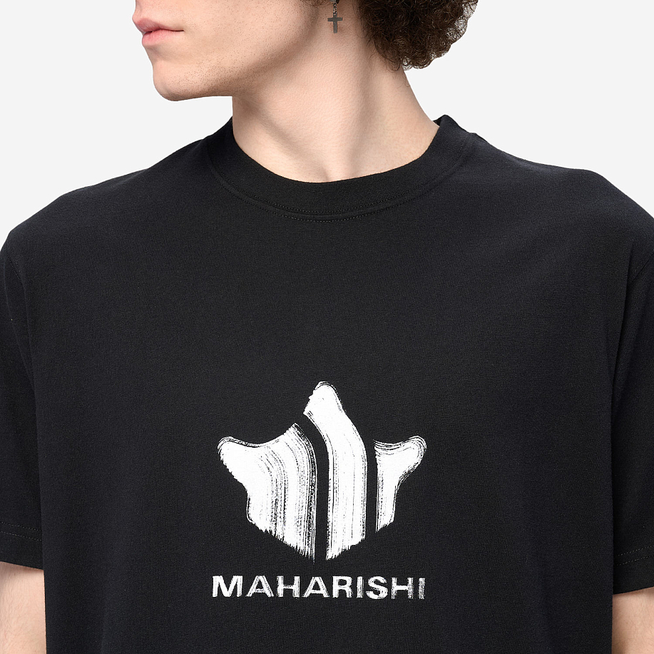 Футболка MAHARISHI 1259 BRUSHSTROKE TEMPLE T-SHIRT - 5 фото Футболка MAHARISHI 1259 BRUSHSTROKE TEMPLE T-SHIRT в интернет магазине Peakwww.peakstore.ru - 5 фото