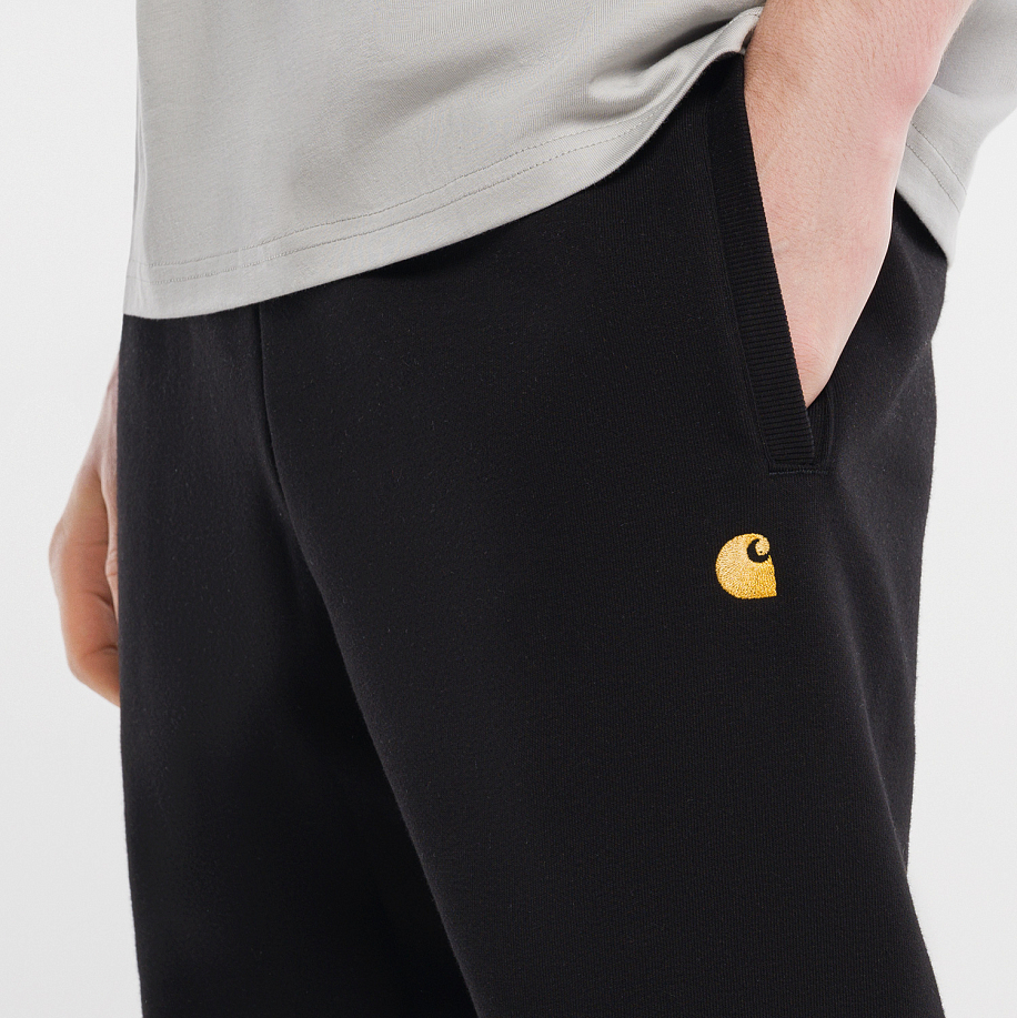 Спортивные брюки CARHARTT WIP CHASE SWEAT PANT BLACK / GOLD - 5 фото Спортивные брюки CARHARTT WIP CHASE SWEAT PANT в интернет магазине Peakwww.peakstore.ru - 5 фото
