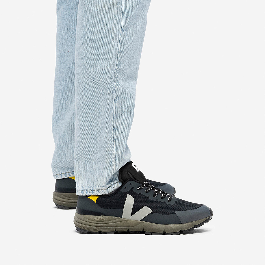 Кроссовки VEJA DEKKAN ALVEOMESH BLACK OXFORD-GREY TONIC - 2 фото Кроссовки VEJA DEKKAN ALVEOMESH в интернет магазине Peakwww.peakstore.ru - 2 фото