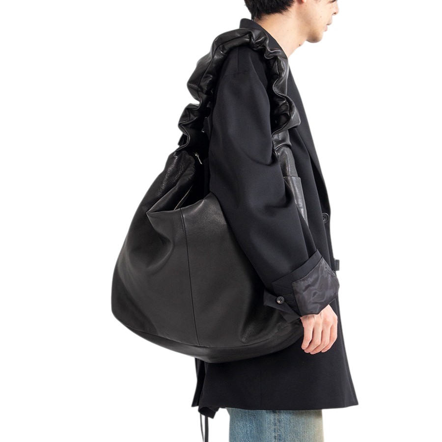 Сумка через плечо SSSTEIN SHIRRING HANDLE LEATHER SHOULDER BAG в интернет-магазине Peak Conceptwww.peakstore.ru - 2 фото